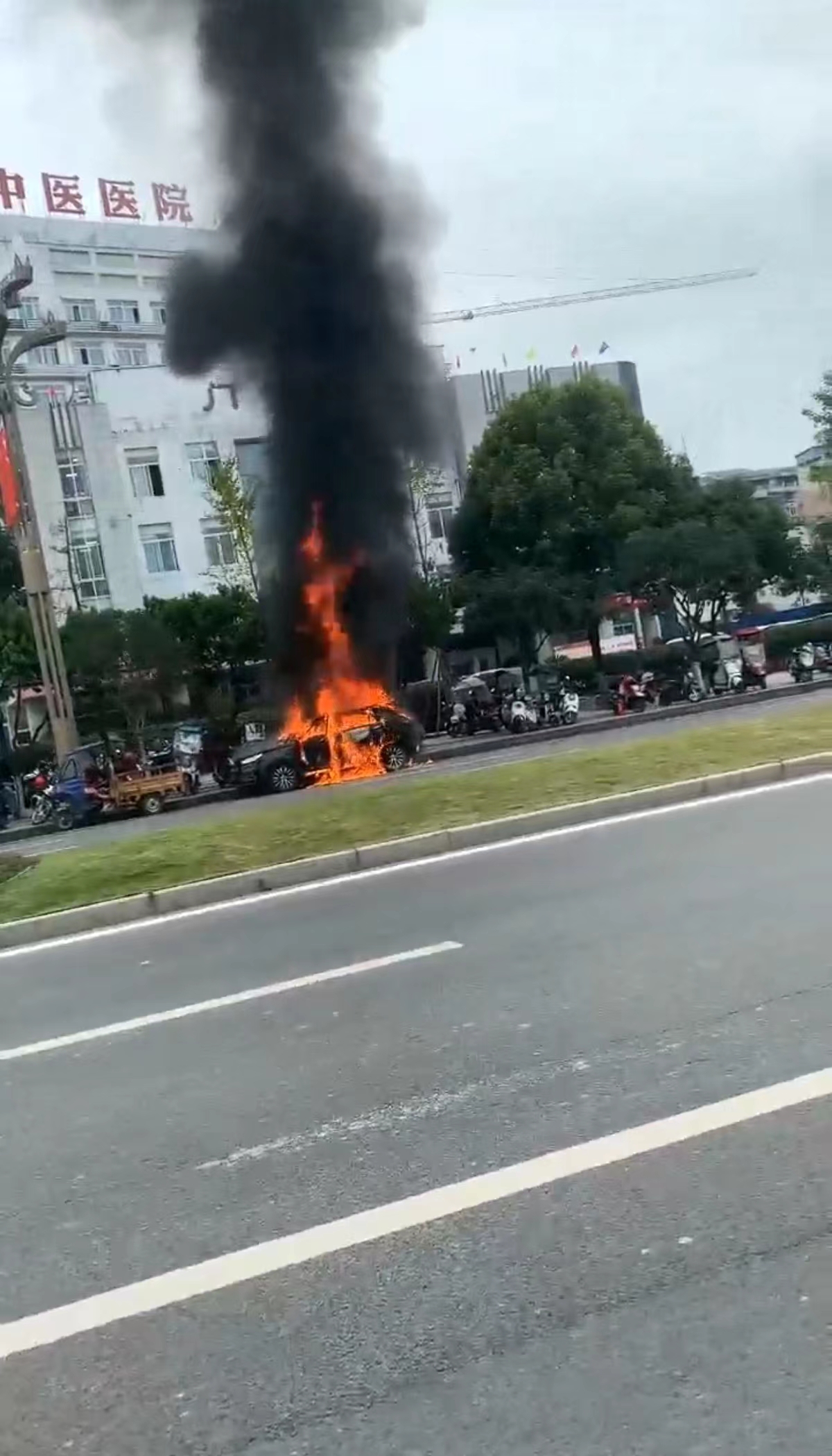 南部茶馆-南部陵江在线南部一小车疑发生自燃，殃及停在路边的摩托车南部陵江在线(1)